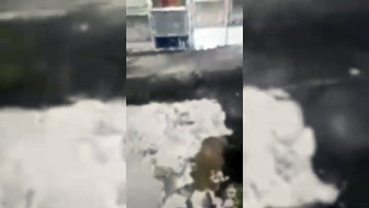 Corpo em decomposição é encontrado em pé fora do túmulo em cemitério