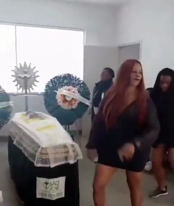 VÍDEO: Família dança funk melody durante velório em homenagem ao falecido