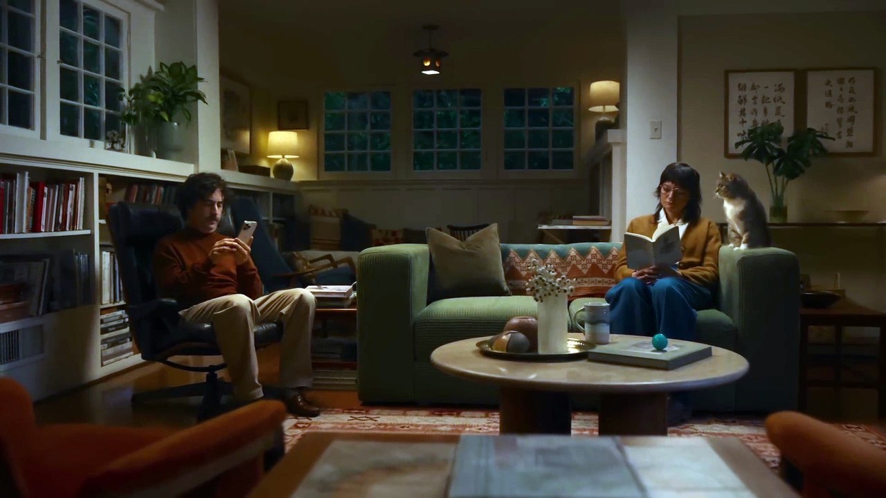 iPhone 16 - Apple AI - Clean Up Photos: Cat