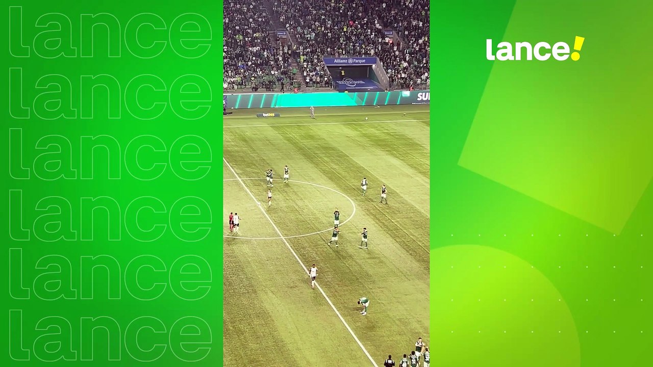 Vitor Roque é ovacionado ao ser substituído