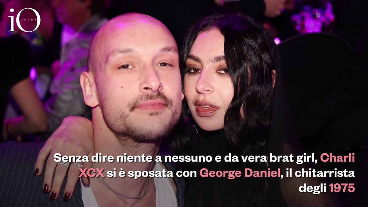L'abito da sposa di Charli XCX, una vera brat girl all'altare
