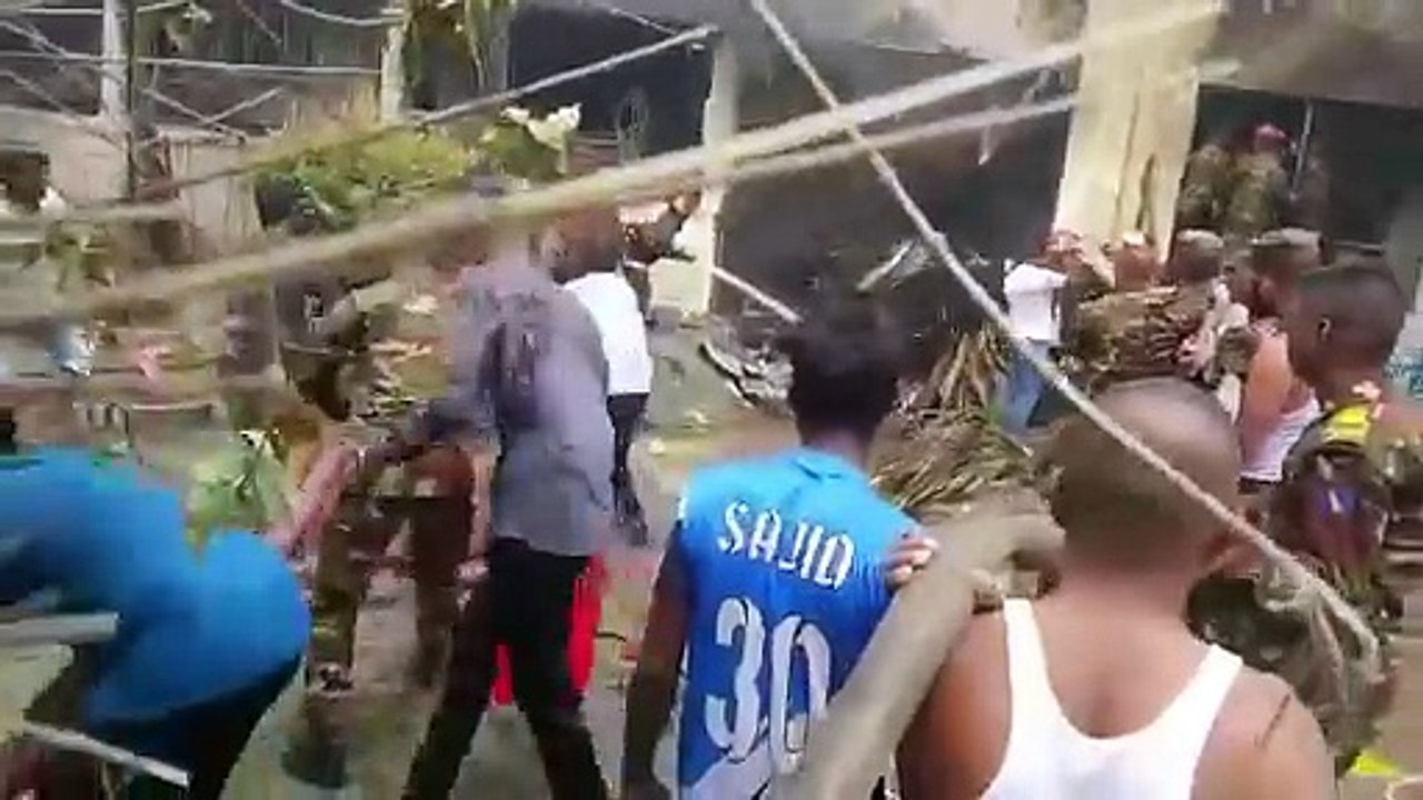 Avión se estrella contra un colegio