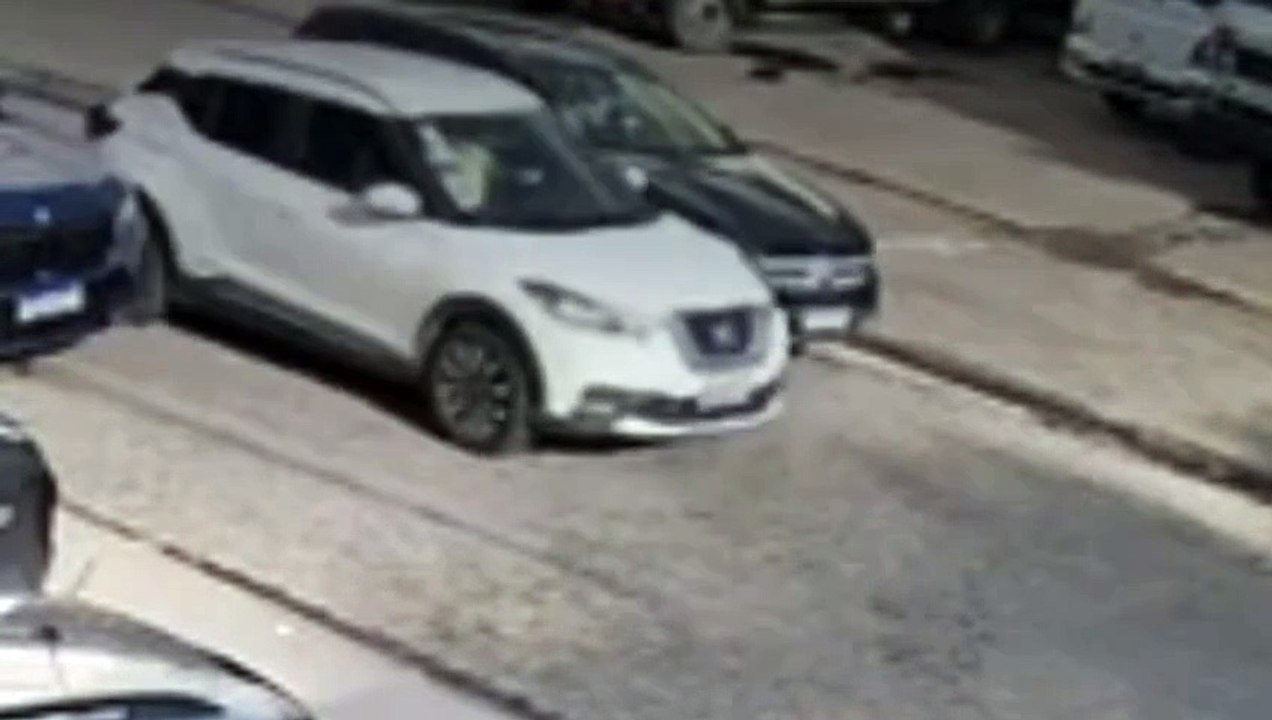 Motorista de Mercedes é atingido por cinco tiros, dentro do carro, em ﻿atentado na Ponta Verde; câmeras flagraram o crime