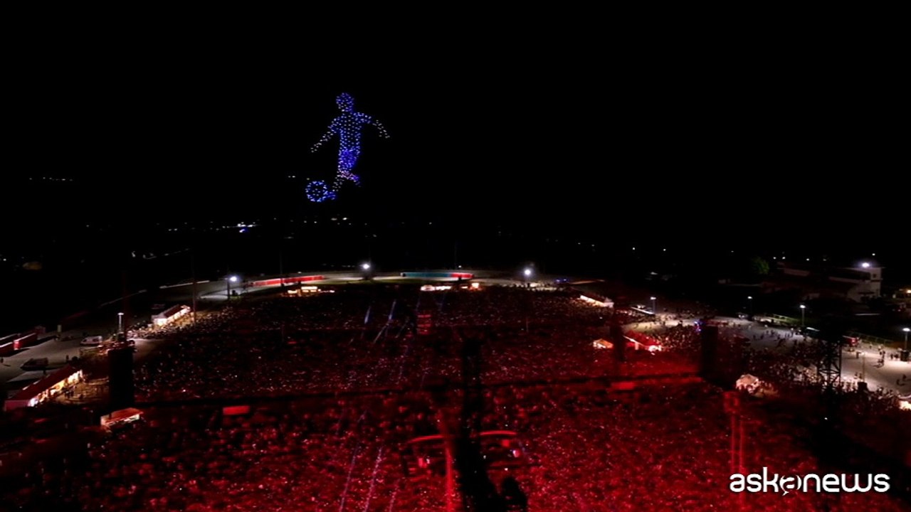 Show di Geolier: prima spettacolo di droni e poi vola sul pubblico