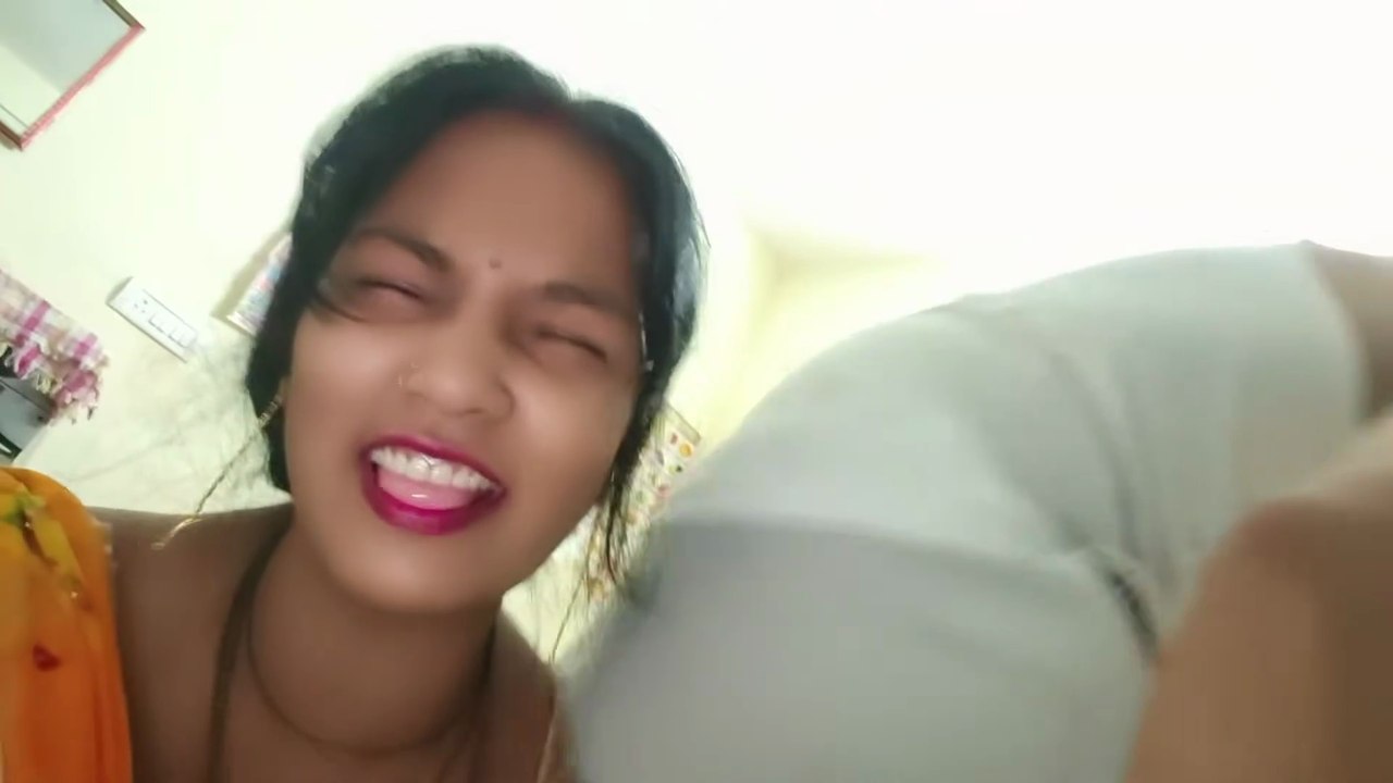 Husband wife vlogs video in bedroom