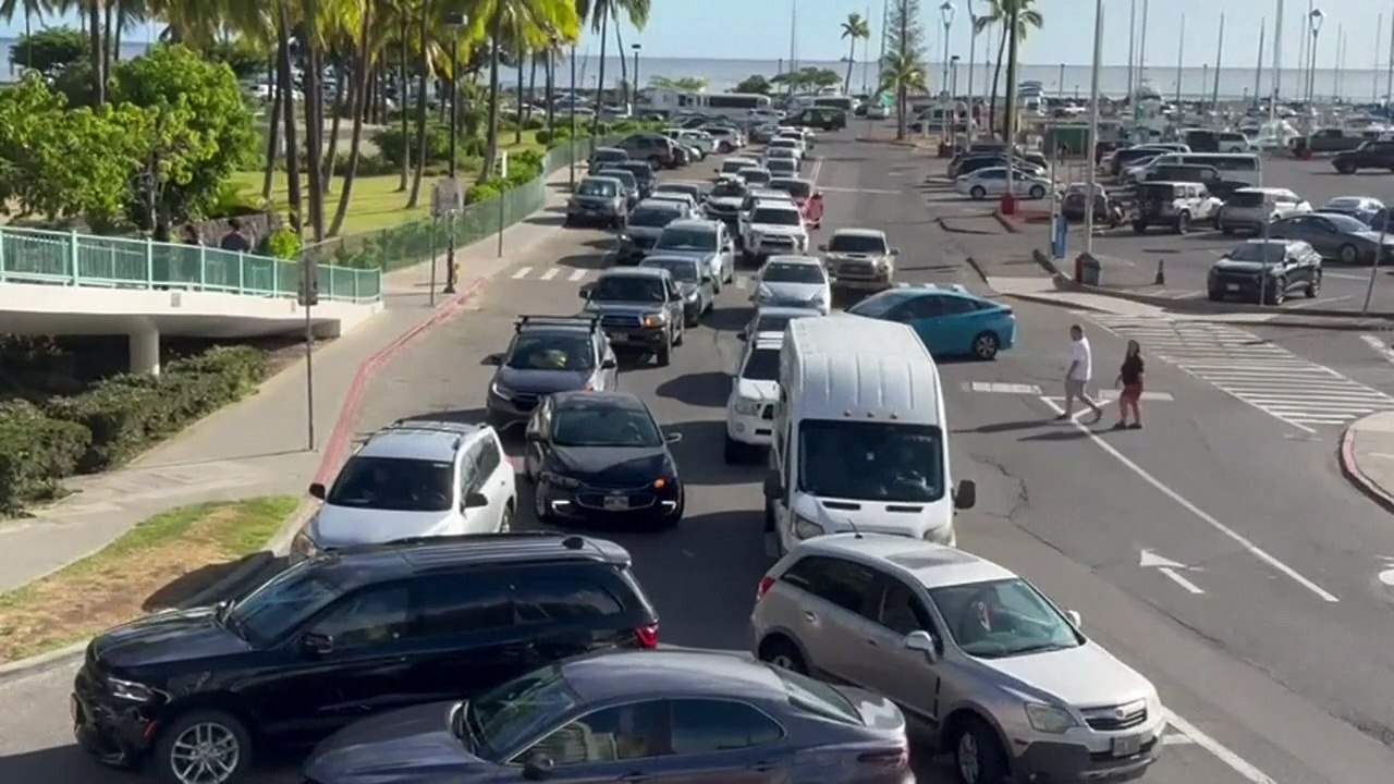 Gridlocked traffic near Hawaii beach after tsunami warning