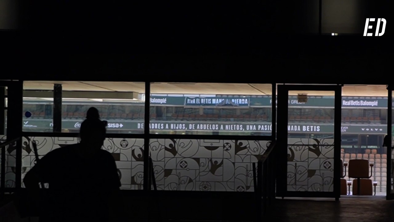 El Real Betis instala el vinilado en el Estadio de La Cartuja