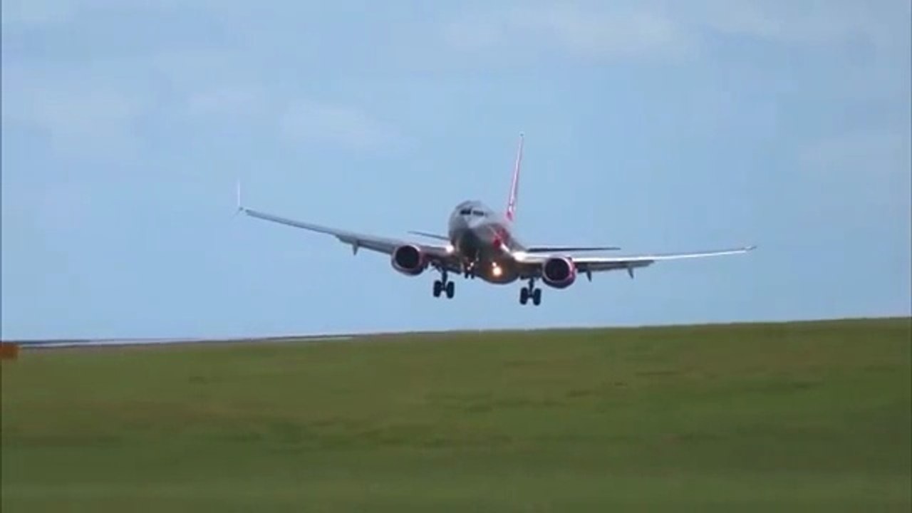 Leeds: Jet2 plane lands at LBA in storm