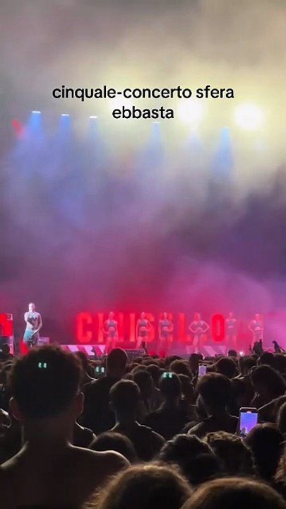 Rissa al Concerto di Sfera Ebbasta al Cinquale: Cosa È Successo? 🎤