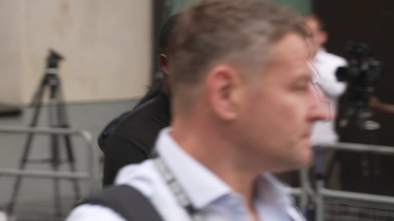 El ex jugador del Arsenal Thomas Partey abandona el tribunal tras serle concedida la libertad bajo fianza