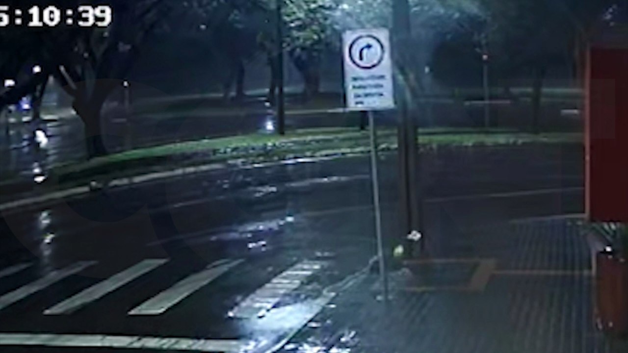 Vídeo mostra carro derrubando poste e provocando curto-circuito entre as Avenidas Brasil e Barão do Rio Branco