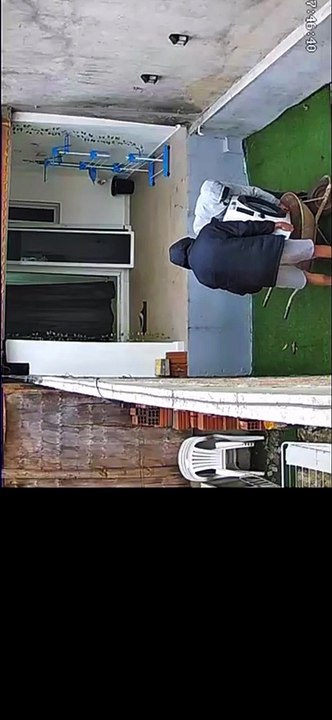 Criminosos invadem casa duas vezes no mesmo dia e fogem até com o chuveiro