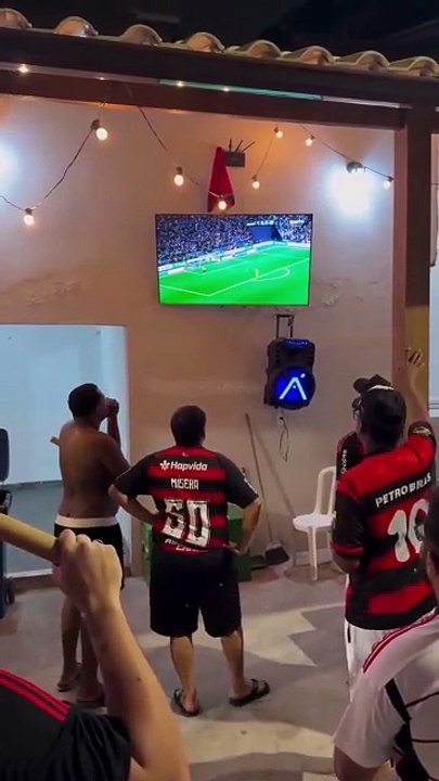 VÍDEO: Torcedor do Flamengo se revolta com eliminação e quebra TV