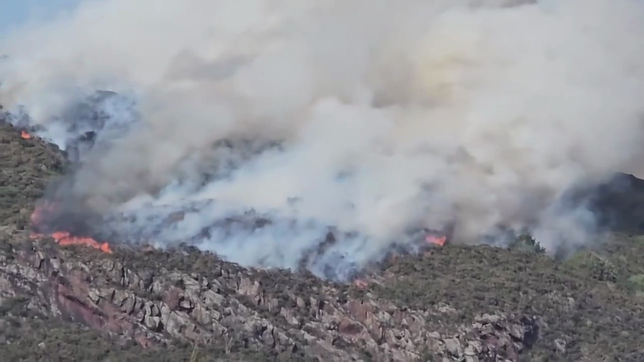 Edinburgh: Fire tears across Arthur's Seat