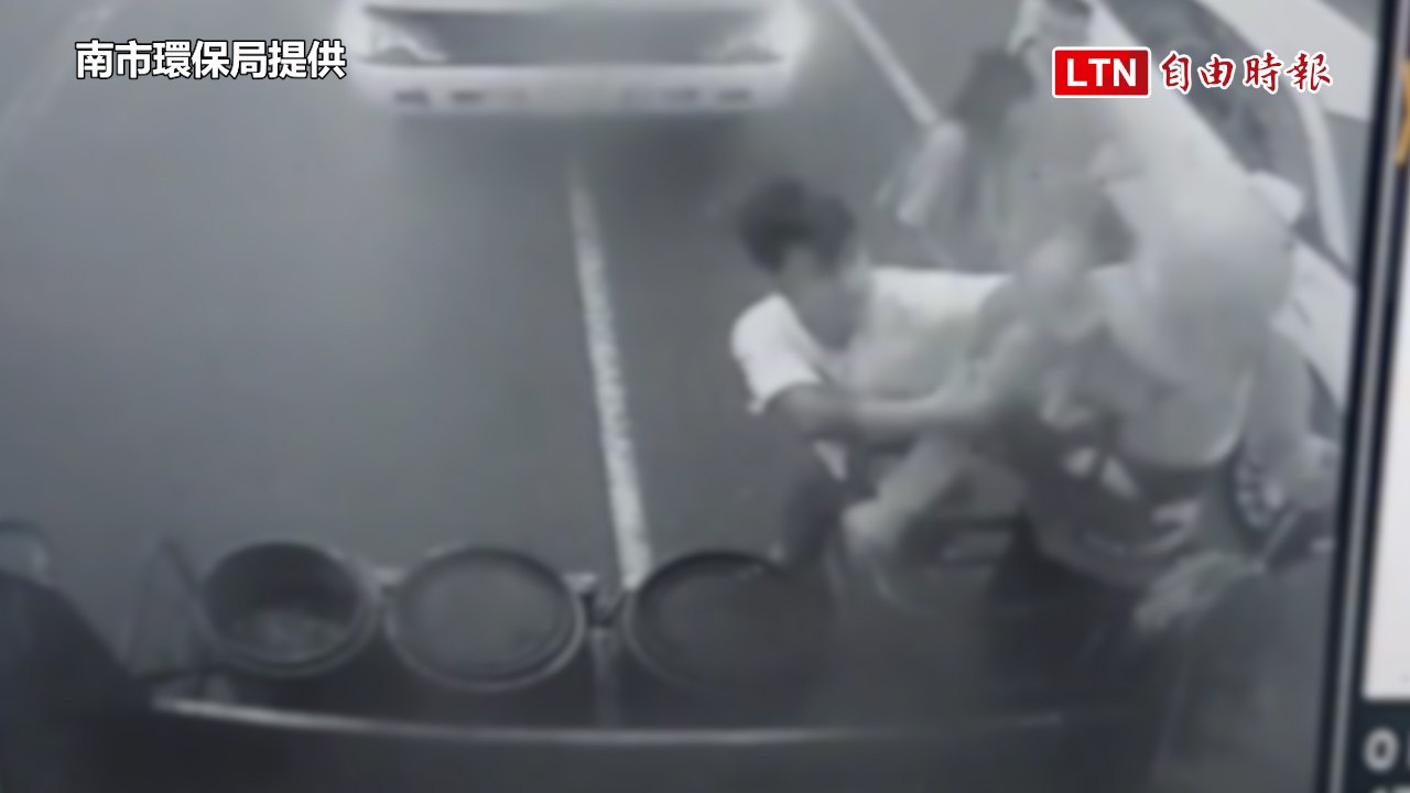 台南清潔隊員收垃圾遭拖下車狂毆 環保局提告（南市環保局提供）