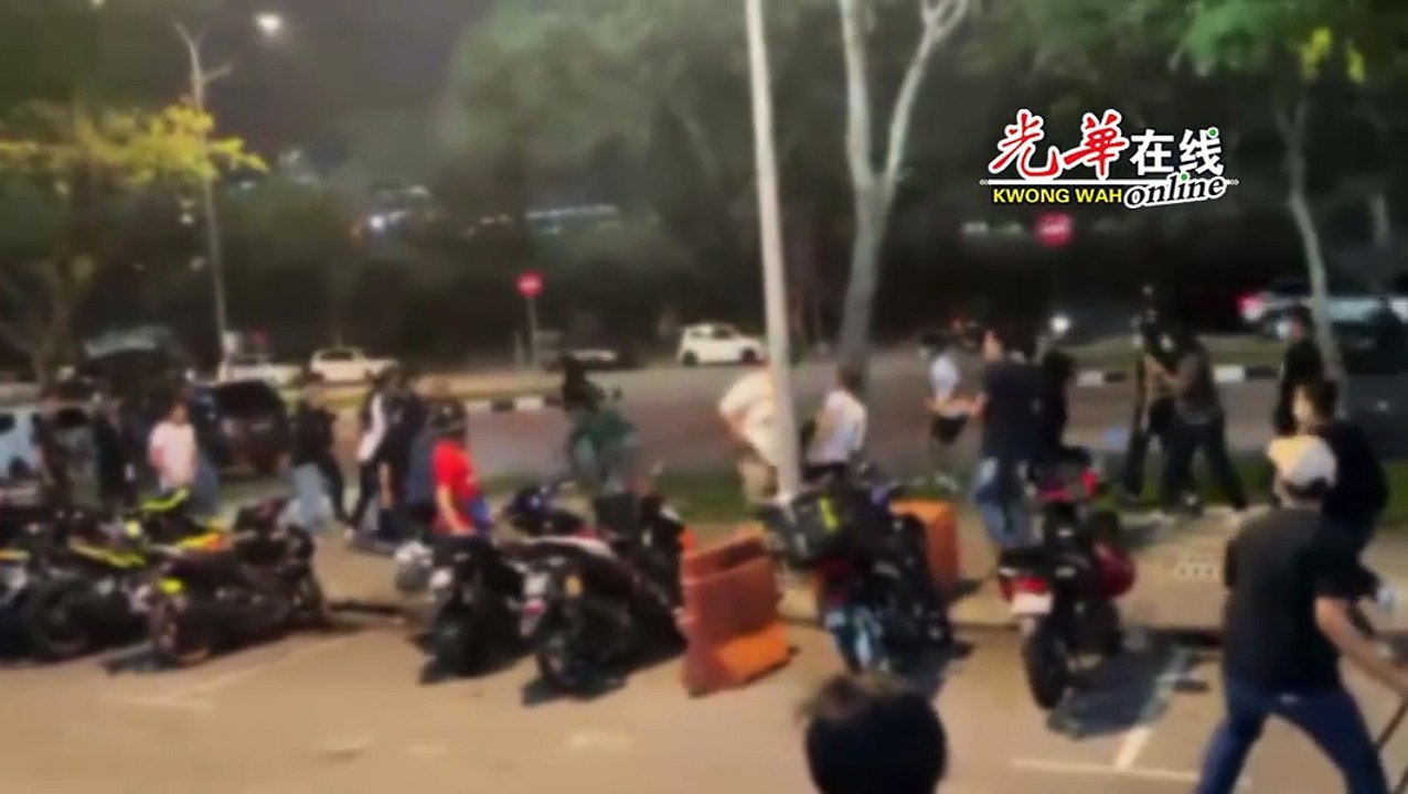 大批黑白衣男掷椅扭打 2人摔出马路险遭车撞