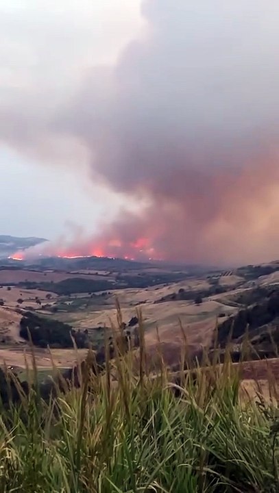 Incendio a Cana, le fiamme visibili a chilometri di distanza