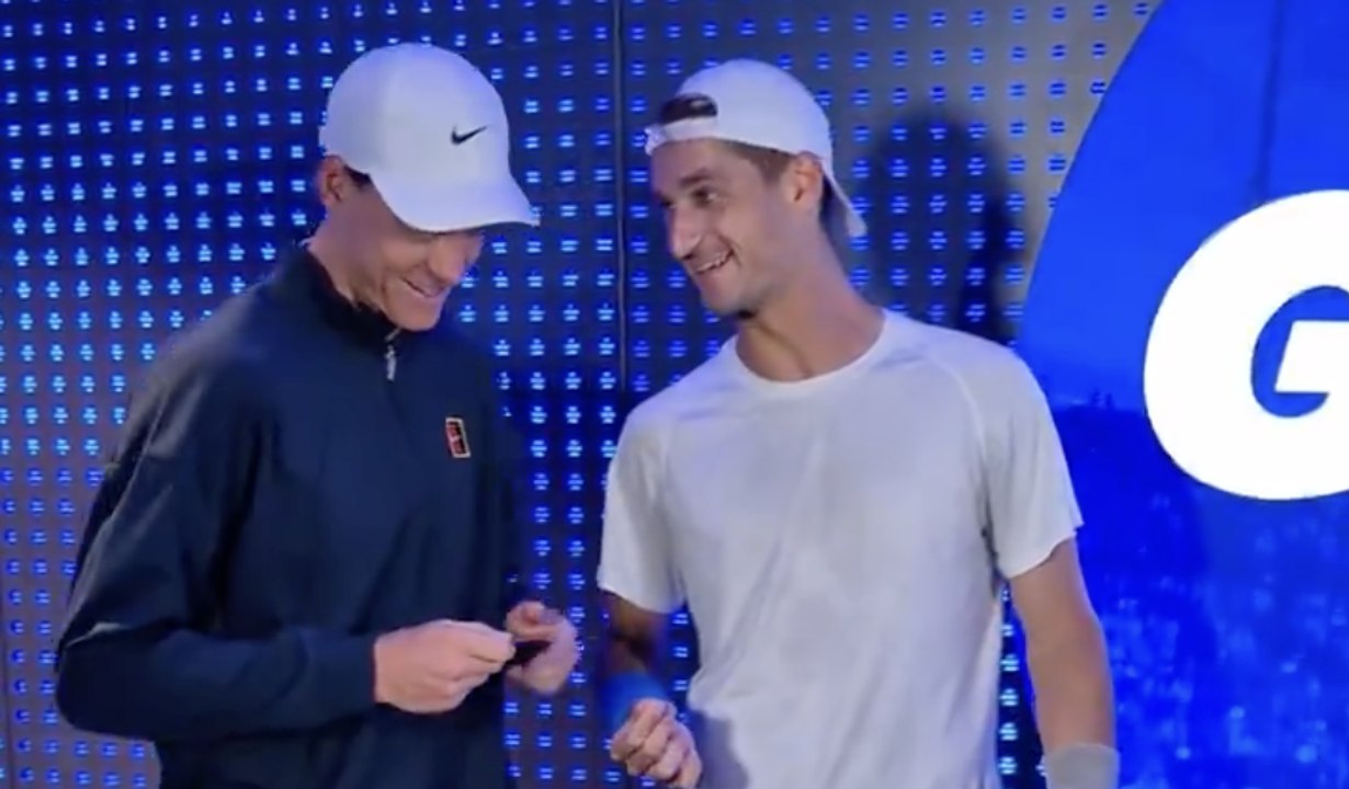 Cincinnati 2025 - Quand Terence Atmane offre une carte Pokémon à Jannik Sinner pour son anniversaire !