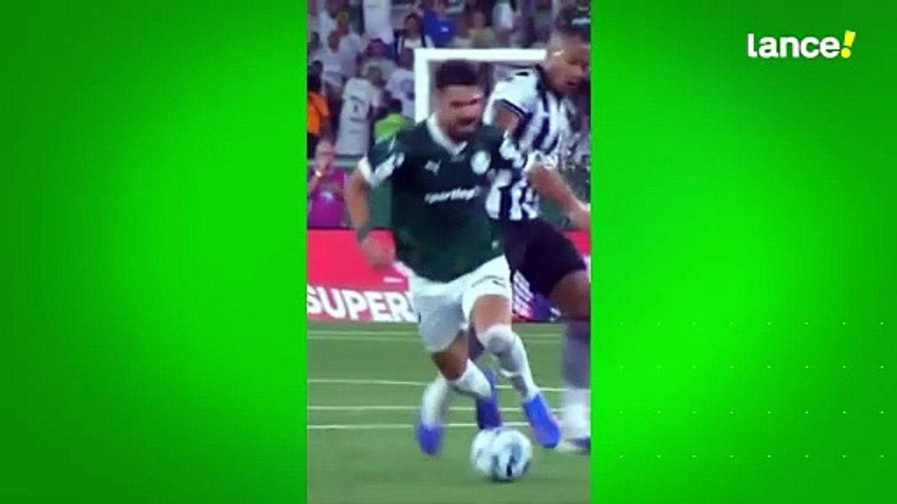Alexander Barboza acerta joelhada em Flaco López, atacante do Palmeiras