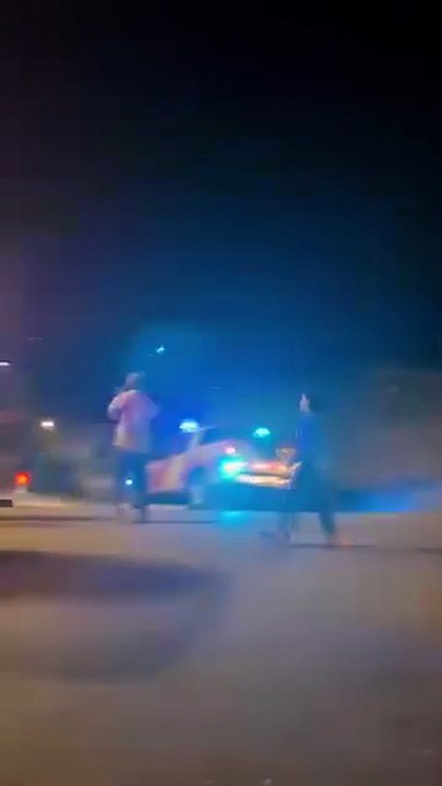 criança abraça bombeiros