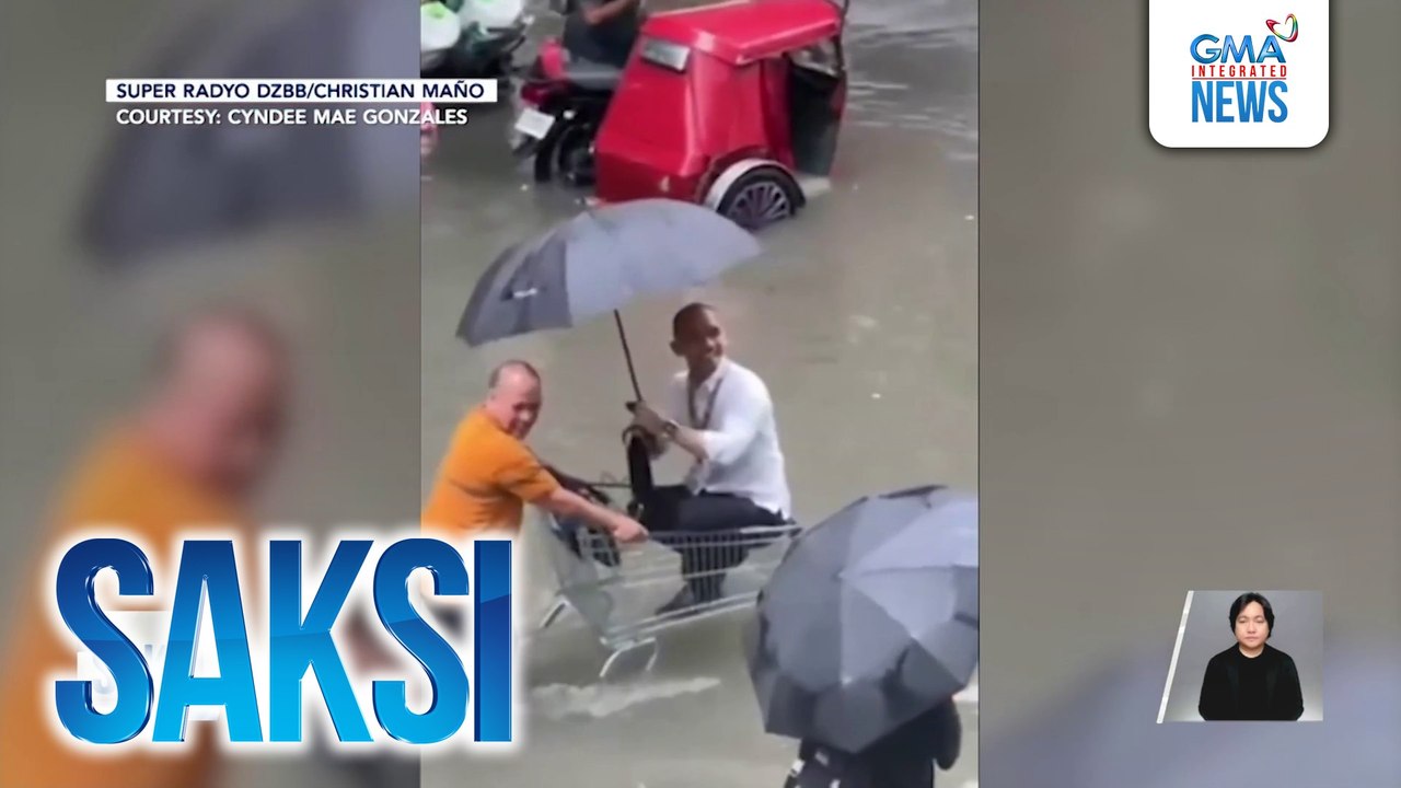 Manila City Hall, pinasok ng baha; abogado ng PAO, napasakay sa pushcart para makatawid sa baha