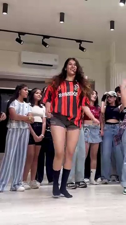 Ye maza..maza le ke chak le😋 #bollywood #bollywoodsongs #song #music #bollywoodhits #popularsong