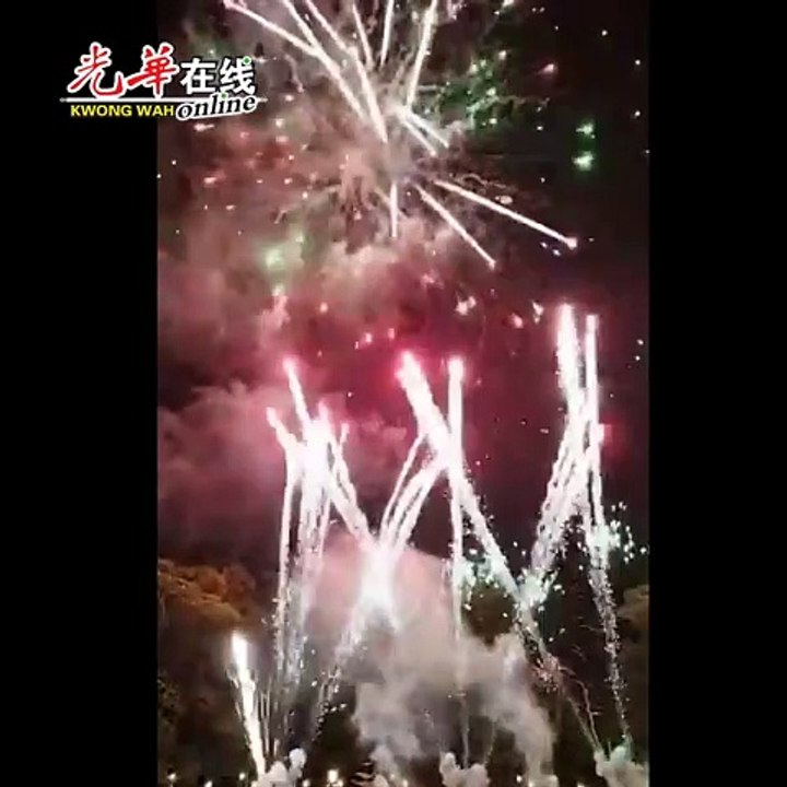 吉隆坡塔首办国庆倒数 近千人齐聚 共赏璀璨烟花