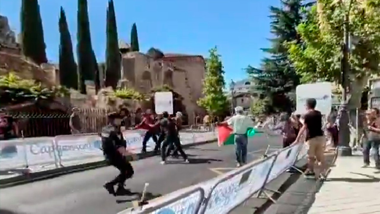 La Policía ha detenido a dos activistas propalestinos que querían interrumpir la crono de La Vuelta en Valladolid