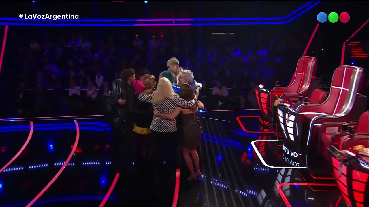 Luck Ra y un participante protagonizaron el momento más emotivo de La Voz Argentina