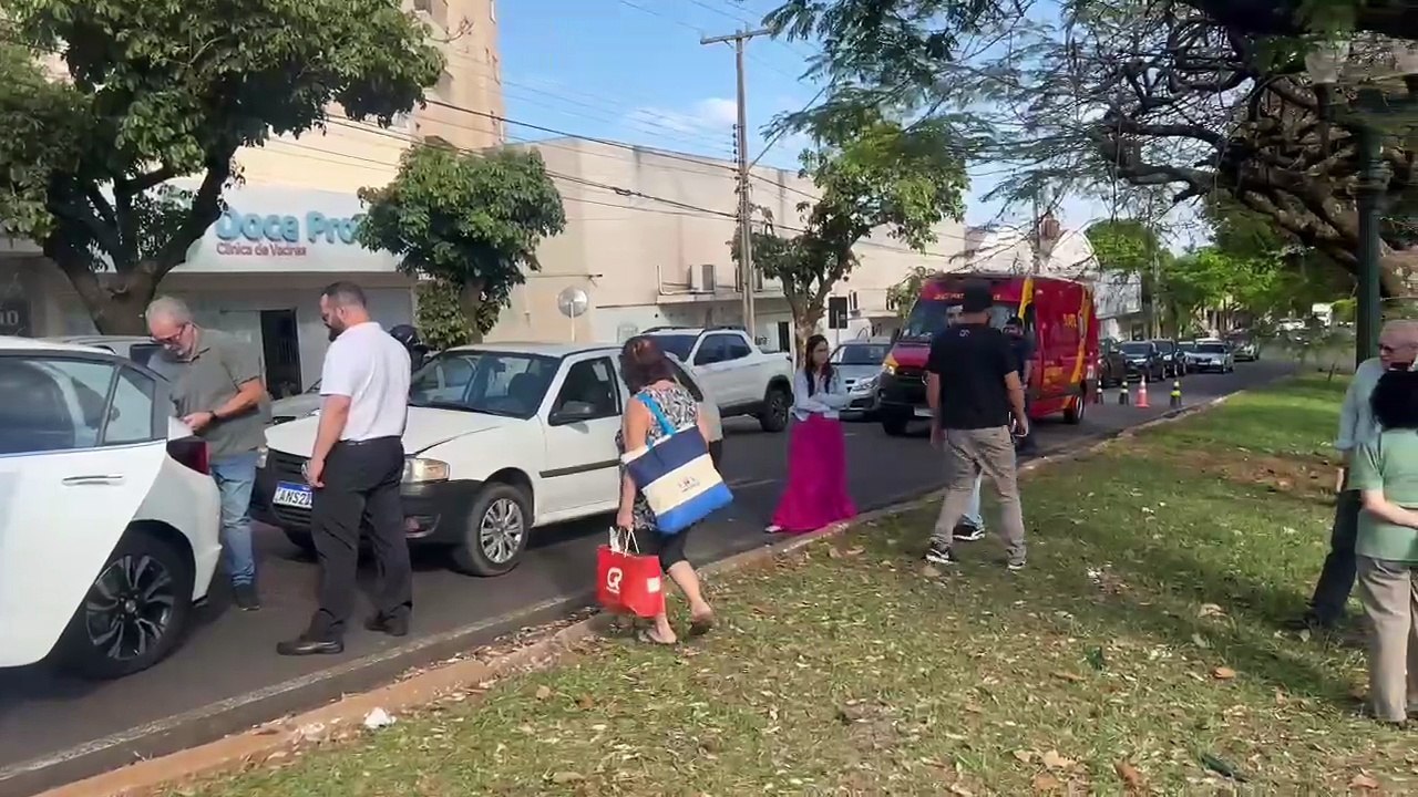 Carro desce de ré e colide em outros veículos na Av. Castelo Branco, em Umuarama