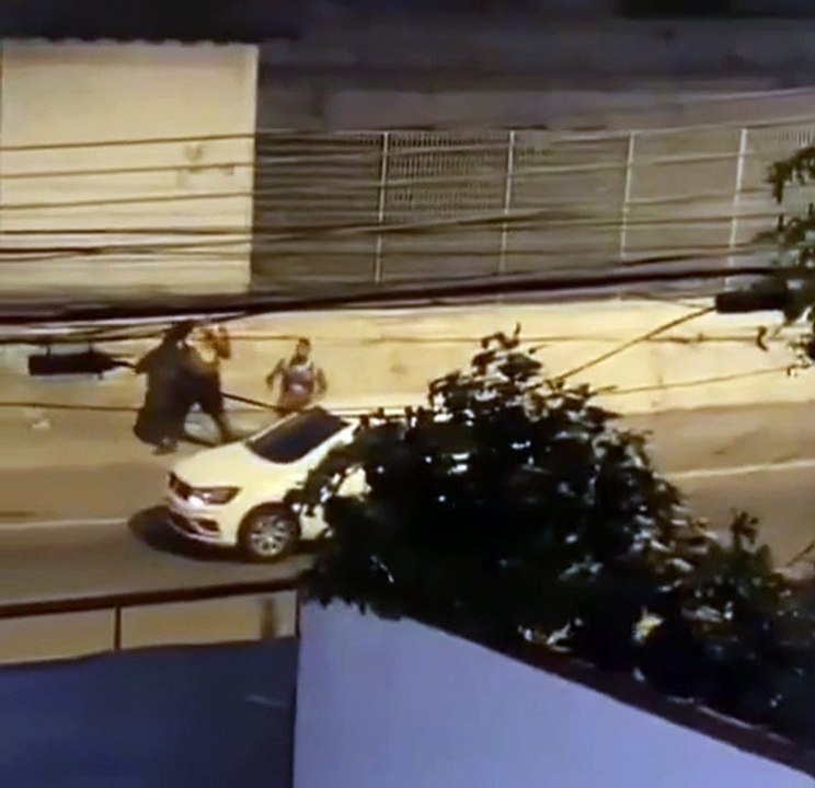 Homem de capuz atira em torcedores do Vasco; vídeo registra ataque com morte