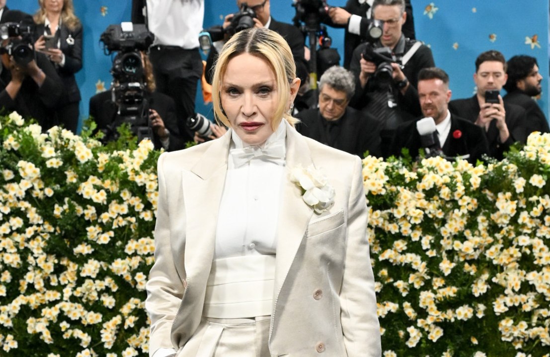 マドンナ、ワーナー・レコードと再契約