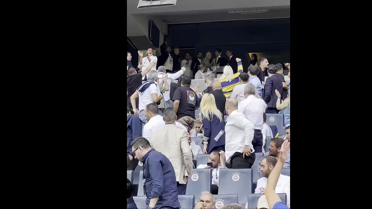 Fenerbahçe'de Ali Koç tezahüratı