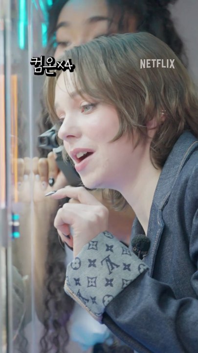 웬즈데이 팀 내한 최대 위기, K-인형 뽑기🦄 한국 방문 기념 제대로 즐기고 간 웬즈데이 & 이니드와의 성수 나들이, 웬즈데이 in 성수. 지금 넷플릭스 코리아 유튜브에서 풀버젼으로 만나보세요. 웬즈데이 시즌2 파트1 절찬 스트리밍 중, 파트2 9월 3일 공개. 오직 넷플릭스에서.