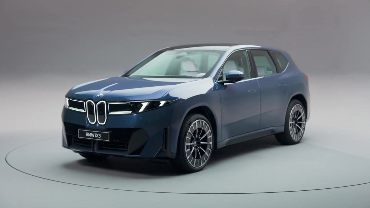 The new BMW iX3 50 xDrive - Operation of Central Display