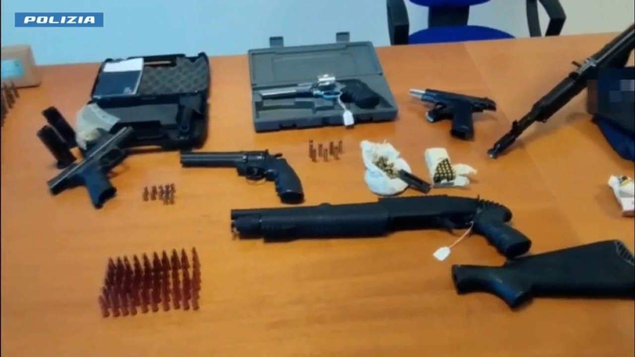 Siracusa, arrestato latitante: nel covo nascondeva un arsenale