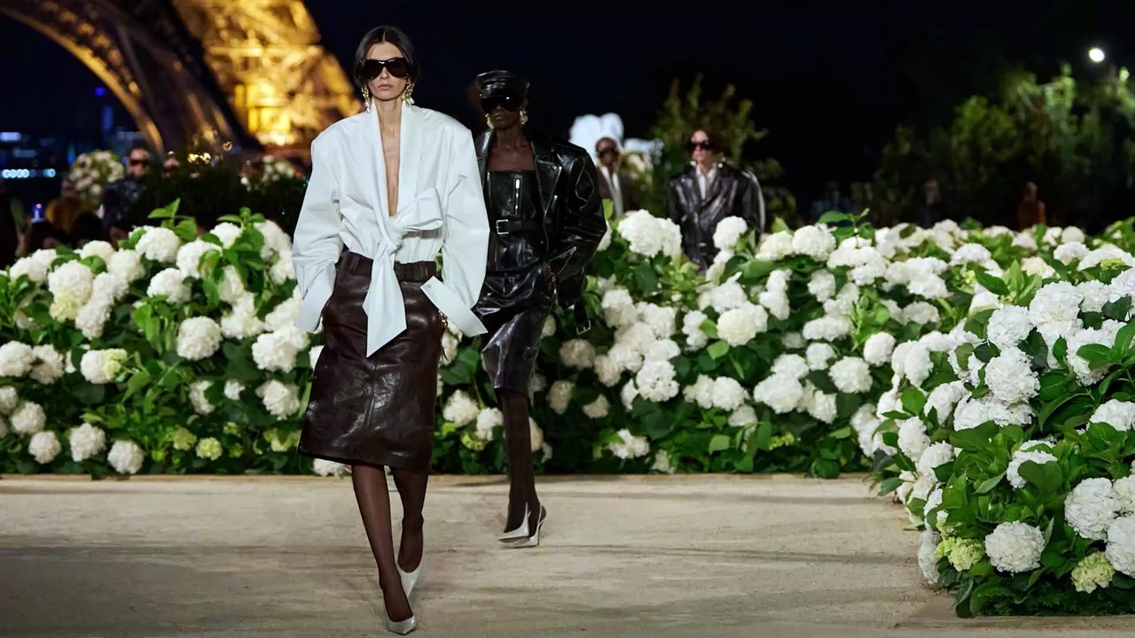 Sotto la Tour Eiffel: con Saint Laurent, gli Ottanta e il comeback di Bella Hadid