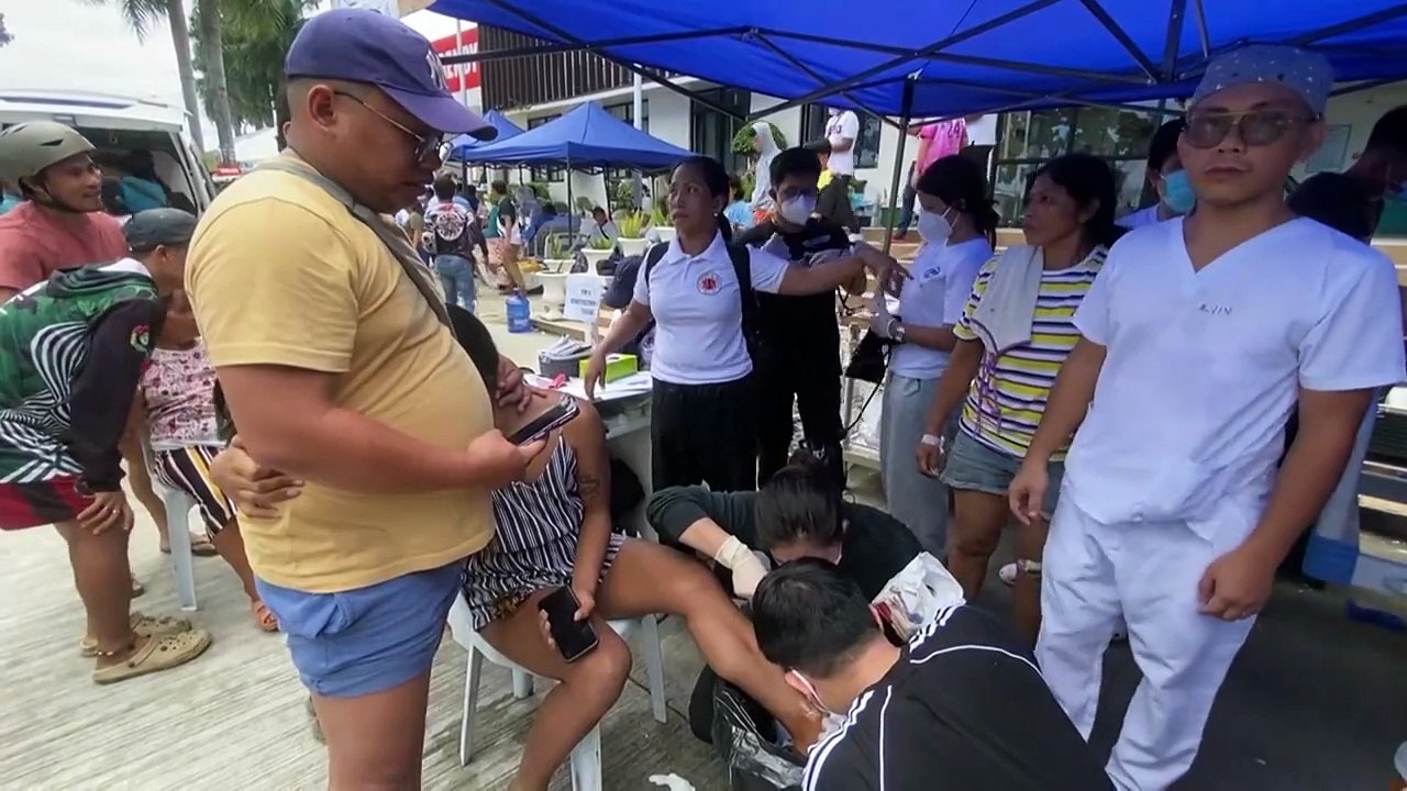 Philippines earthquake: Hospitals overwhelmed, cracks in roads