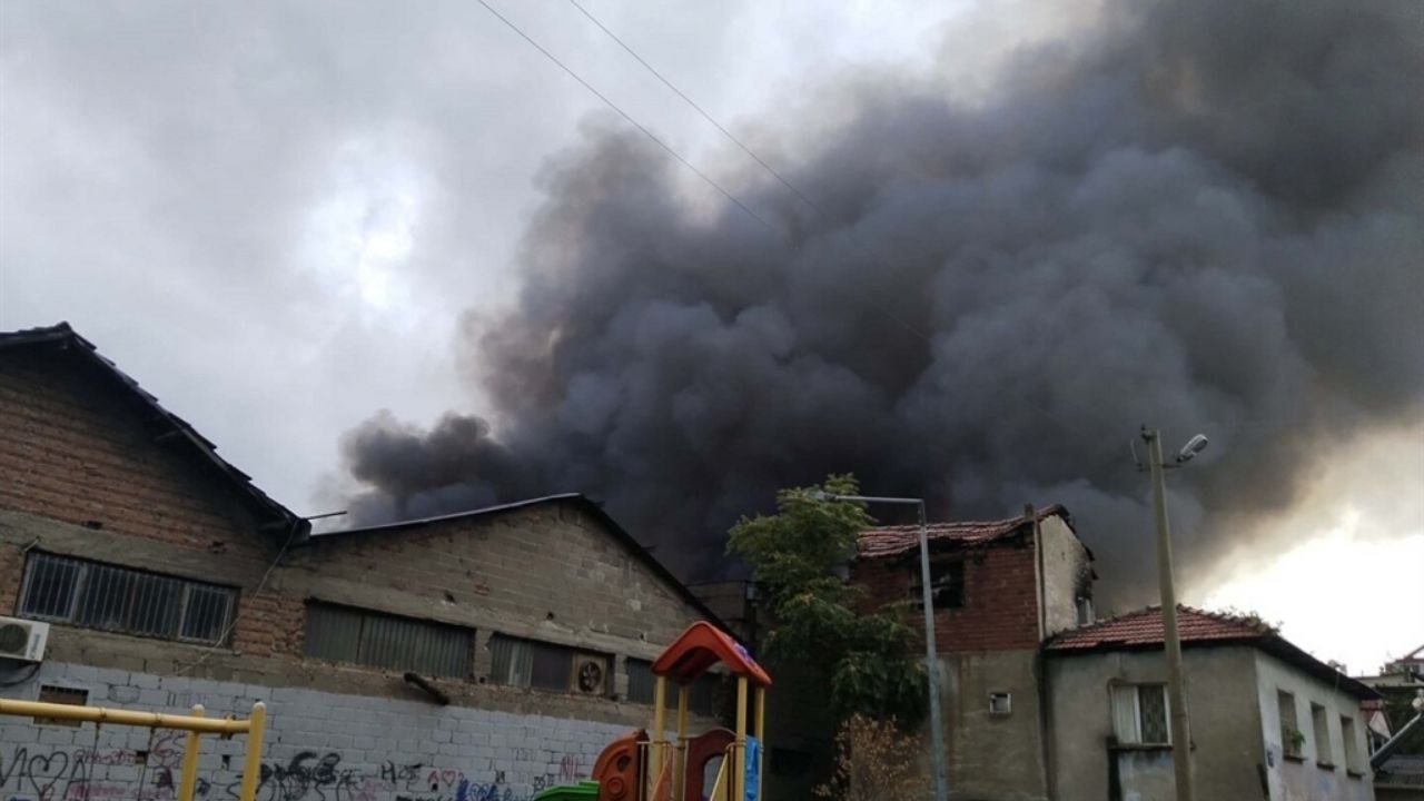 İzmir’de depo yangını