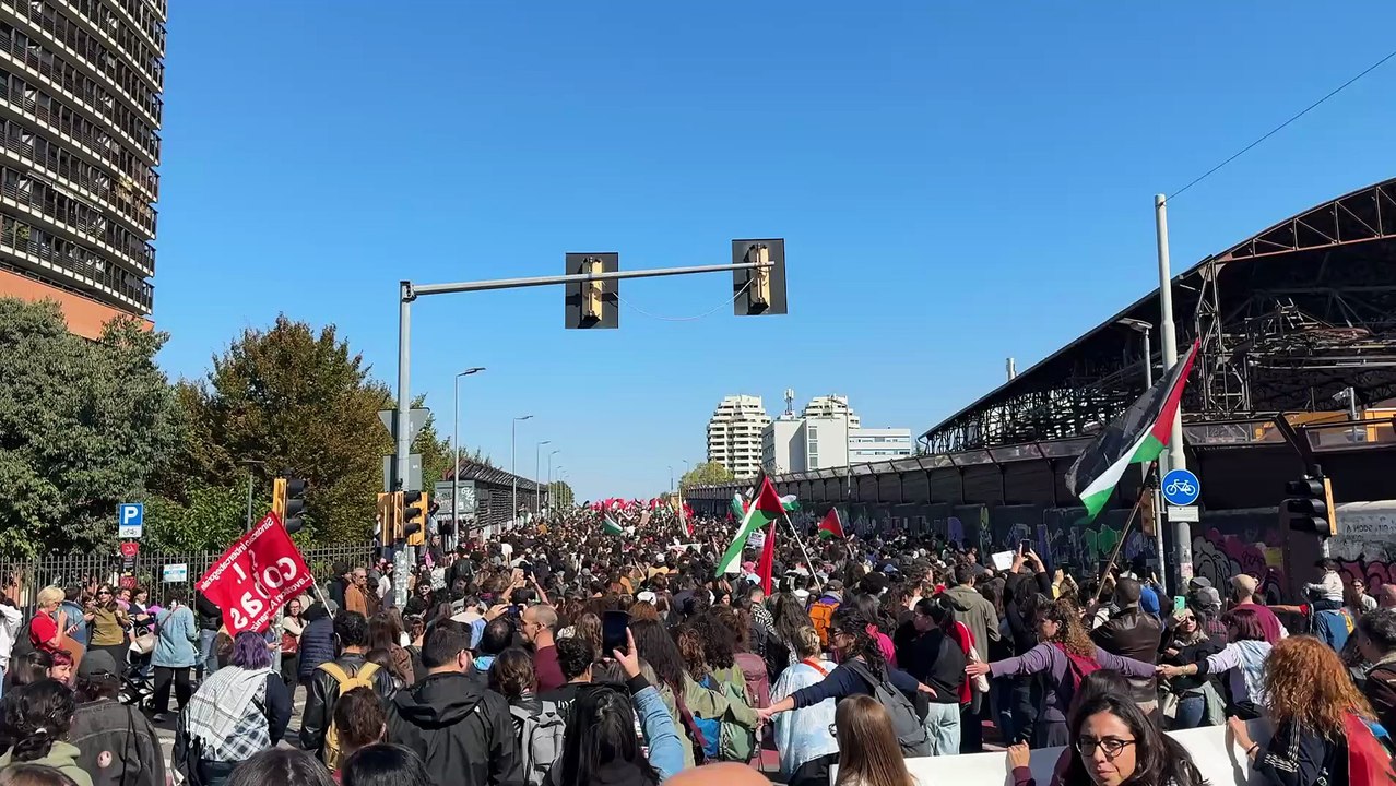 La carica dei 100mila a Bologna, il video del corteo sul ponte di Stalingrado