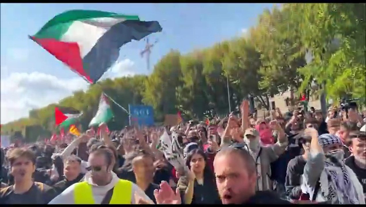Via Stalingrado a Bologna, lancio di sassi contro le forze dell'ordine poi la carica: il video
