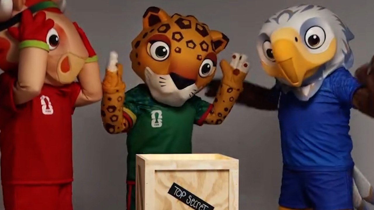 Mundial 2026: Las mascotas de México, Estados Unidos y Canadá presumen el balón de la Copa del Mundo