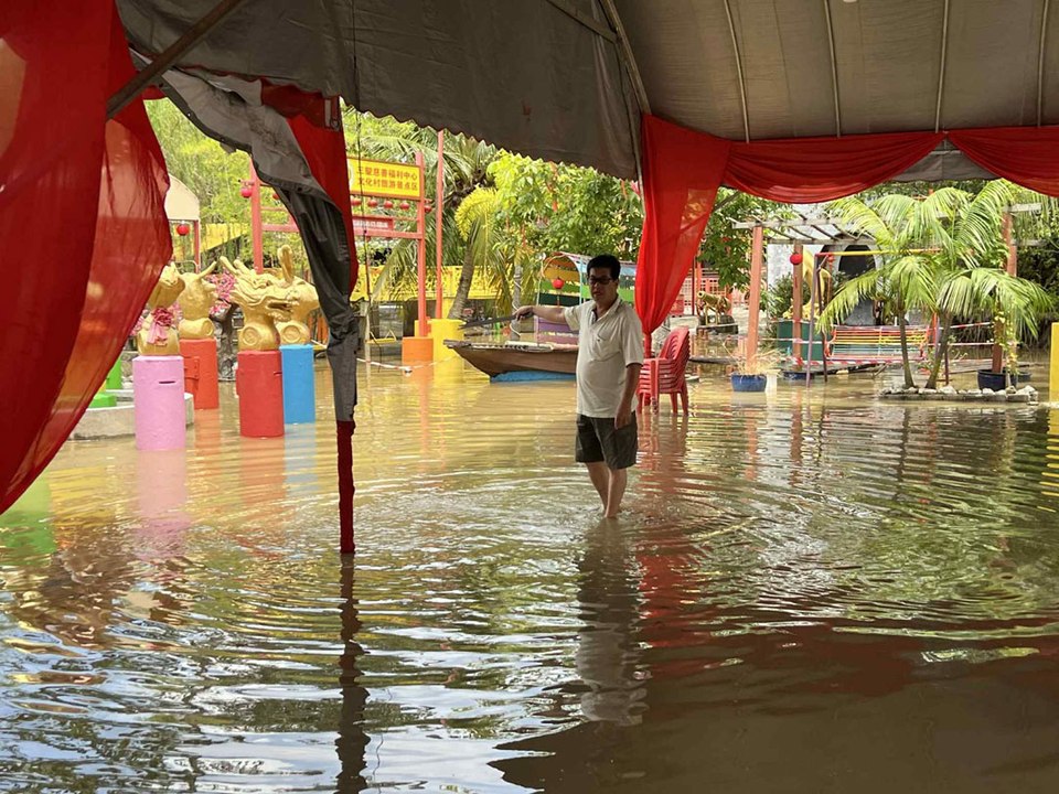豪雨又遇涨潮酿水患 三圣文化村中秋装饰泡水