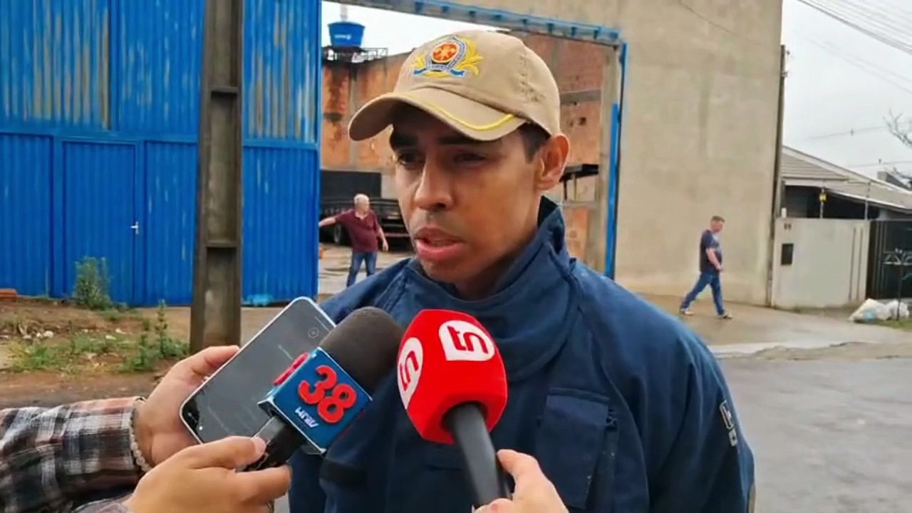 Trator pega fogo em barracão de materiais de construção em Apucarana