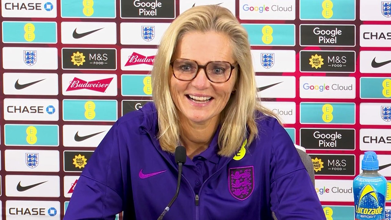 Wiegman s'amuse encore de sa petite danse avec Burna Boy