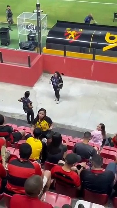 Mulher flagra traição em jogo do Sport e deixa estádio com amante do parceiro