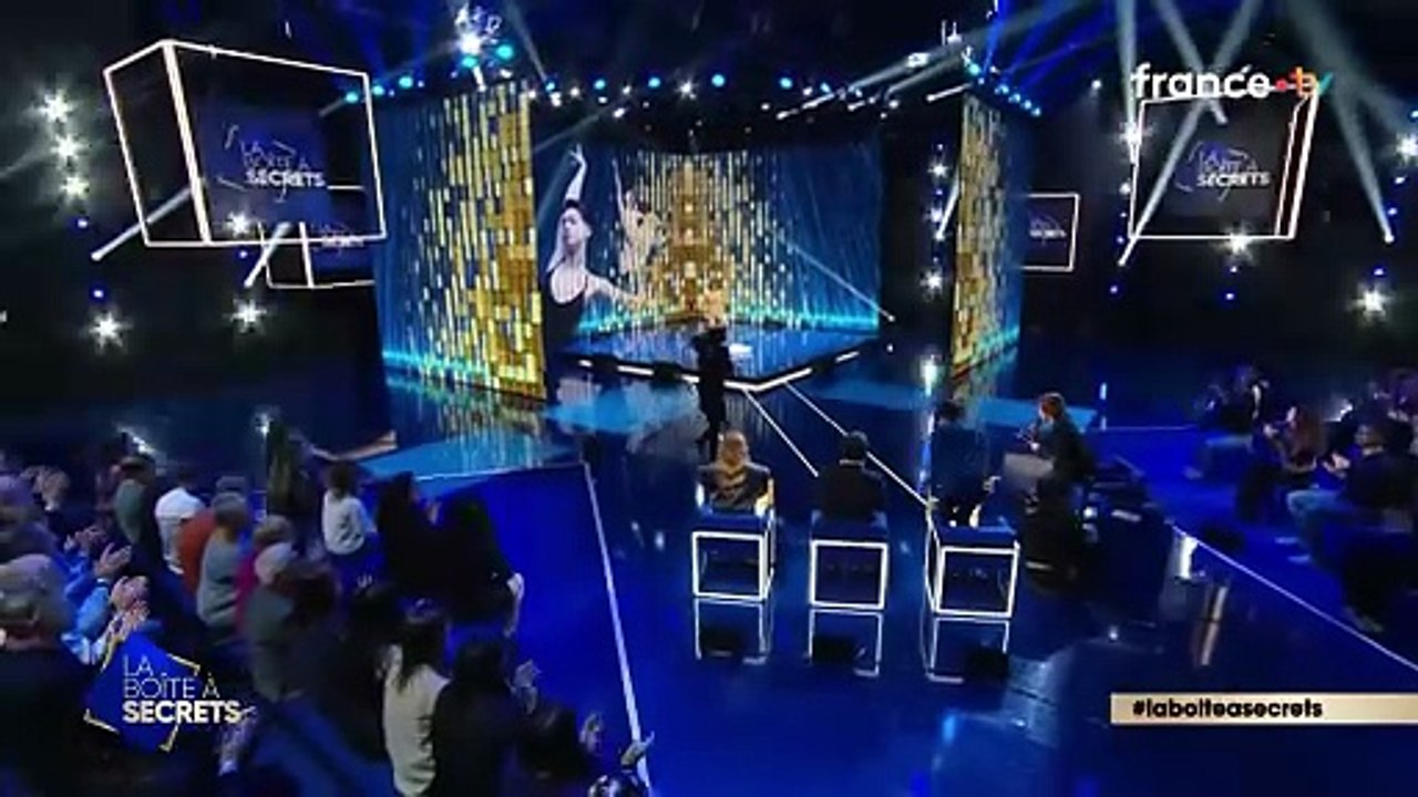 Marie-Claude Pietragalla en larmes en voyant sa fille interpréter une scène de son seul en scène dans l'émission "La Boîte à secrets" sur France 3