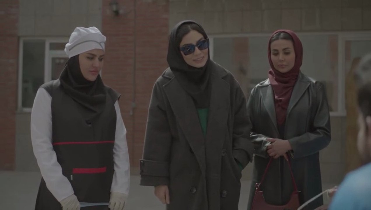 Anja kasi divaneh nist - فیلم آنجا کسی دیوانه نیست