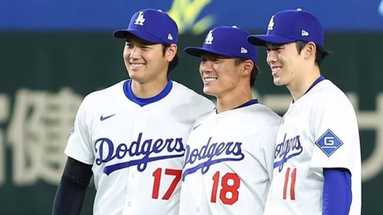 Shohei Ohtani y Roki Sasaki festejan con Yoshinobu Yamamoto la victoria, tras 18 entradas, en el Dodger Stadium
