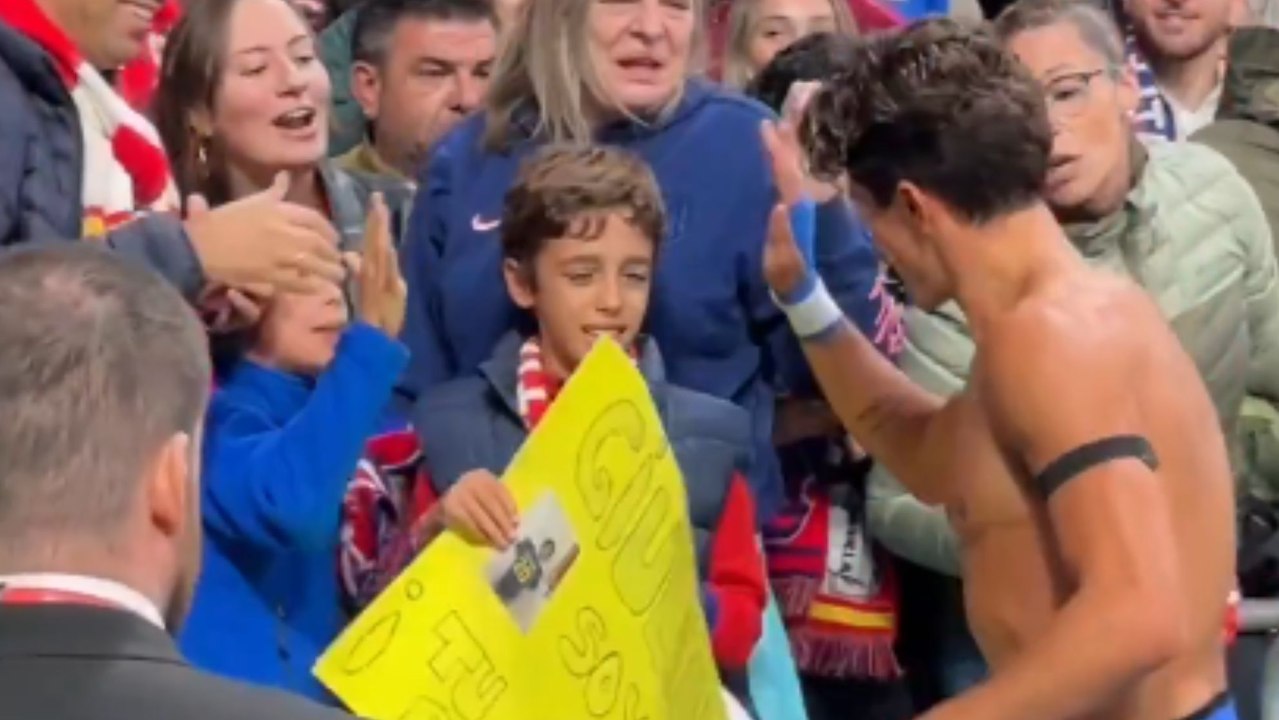 Giulano regala una camiseta a un niño gracias a una carta